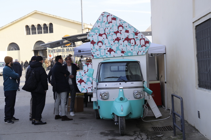 会場内で最も人気があった“自動車”はこの「アペ・クラシック」を改造したストリートフードの屋台だった。