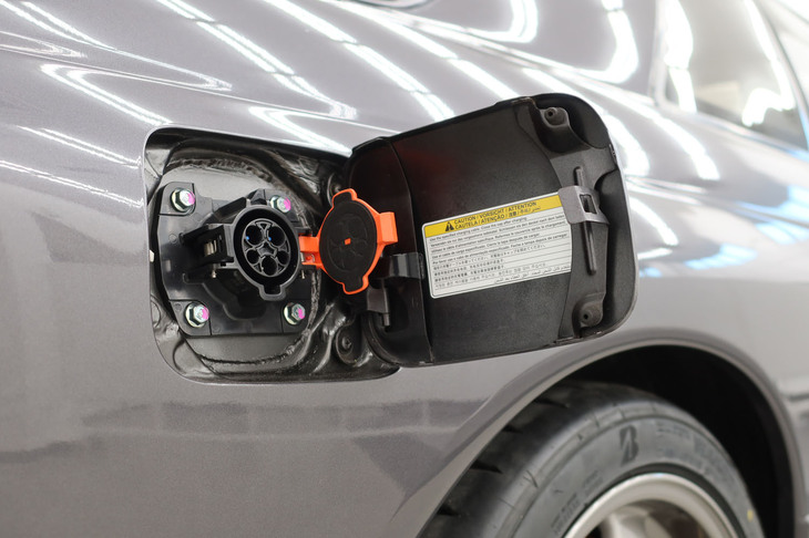 車体右側後部の給油リッドを開けると、そこには給電口が。