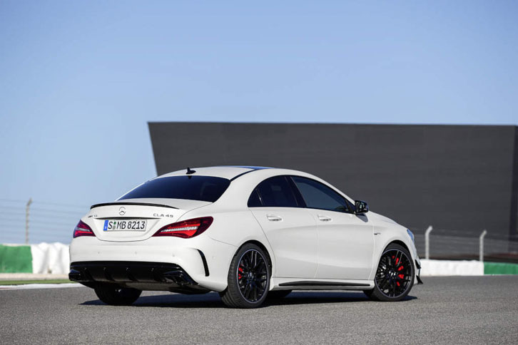 「メルセデスAMG CLA45 4MATIC」（AMGエアロダイナミックパッケージ装着車）。