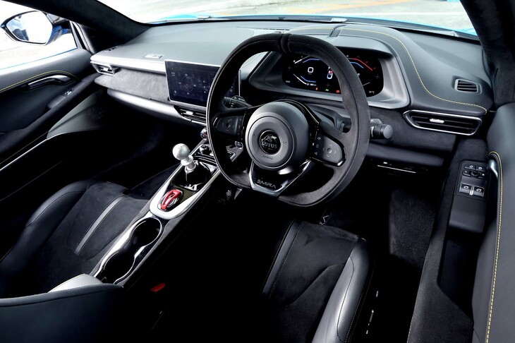 アルミむき出しのキャビンにアリモノを並べたような「エリーゼ」などと比べるとインテリアの上質感は隔世の感がある。エアコンなどもきちんと備わっており、我慢を強いられる点はひとつもない。