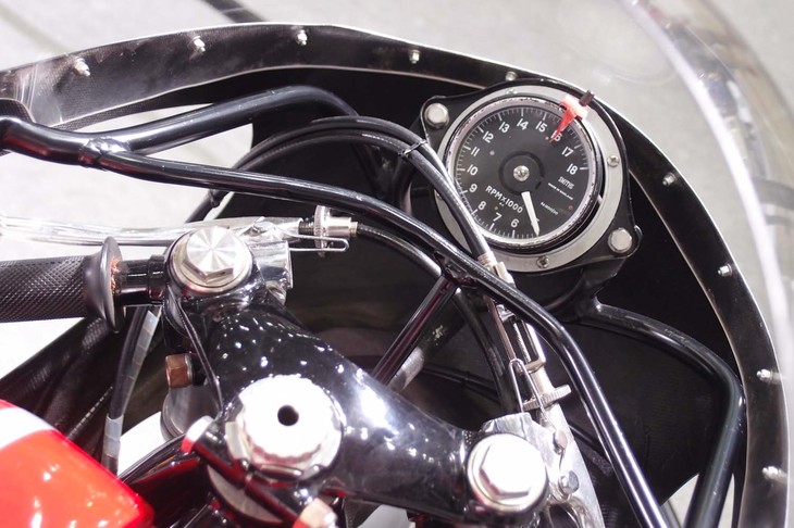 「ホンダRC166」のメーターおよびトップブリッジ。