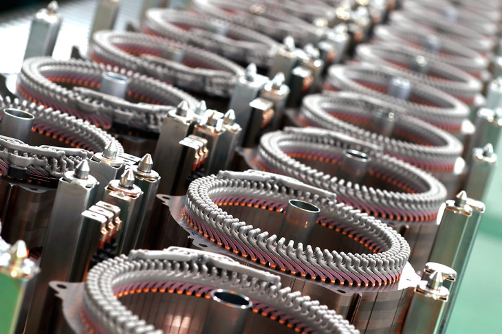 銅線部分を粉体の入った釜につけて絶縁し、ワニスでワイヤーを固めたらステータの完成である。