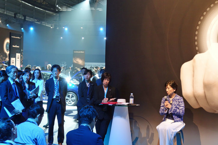 会場には日産の役員への個別取材会場が設けられていた。星野朝子専務執行役員は他社の電気自動車と比べた場合の「リーフ」の強みについて聞かれると「日産はリーフを7年近く販売してきたノウハウがある。この得がたい経験こそが、他社に対する明確なアドバンテージだ」と回答。