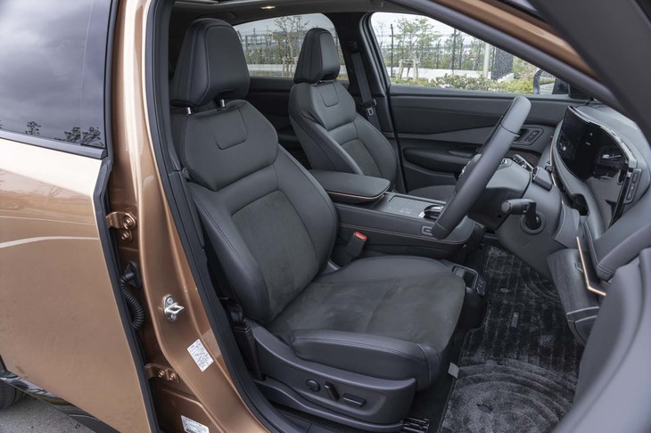 シートは合皮とスエードのコンビ表皮がスタンダードで、ナッパレザー表皮がオプション設定されている。ヒーターとベンチレーターはいずれも標準装備。