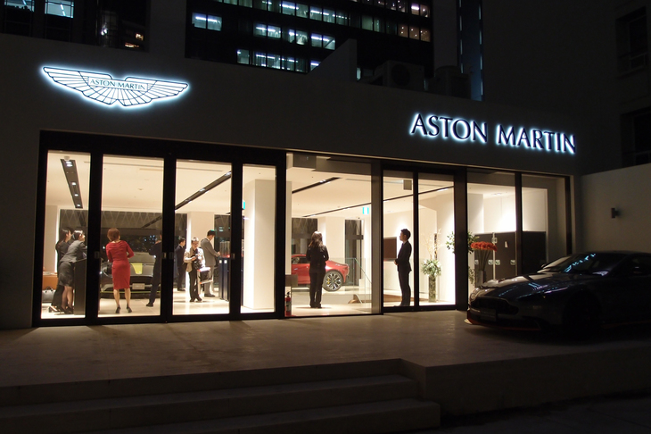 会場となったのは、東京・港区の青山にあるアストンマーティン青山ハウス。本田技研工業本社の向かいに位置し、近所にレクサス、ランボルギーニ、フェラーリなどの施設も軒を連ねる。