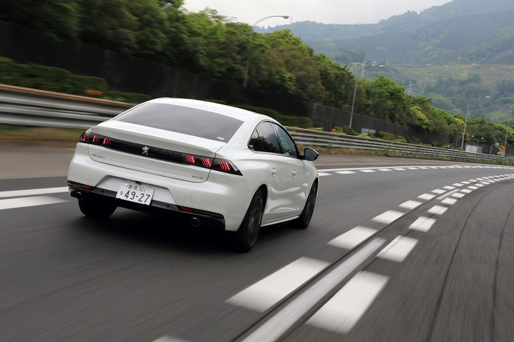 取材に同行していたSUVから「508」へと乗り換えると、未来のレーシングカーを運転しているような気分を味わえた。