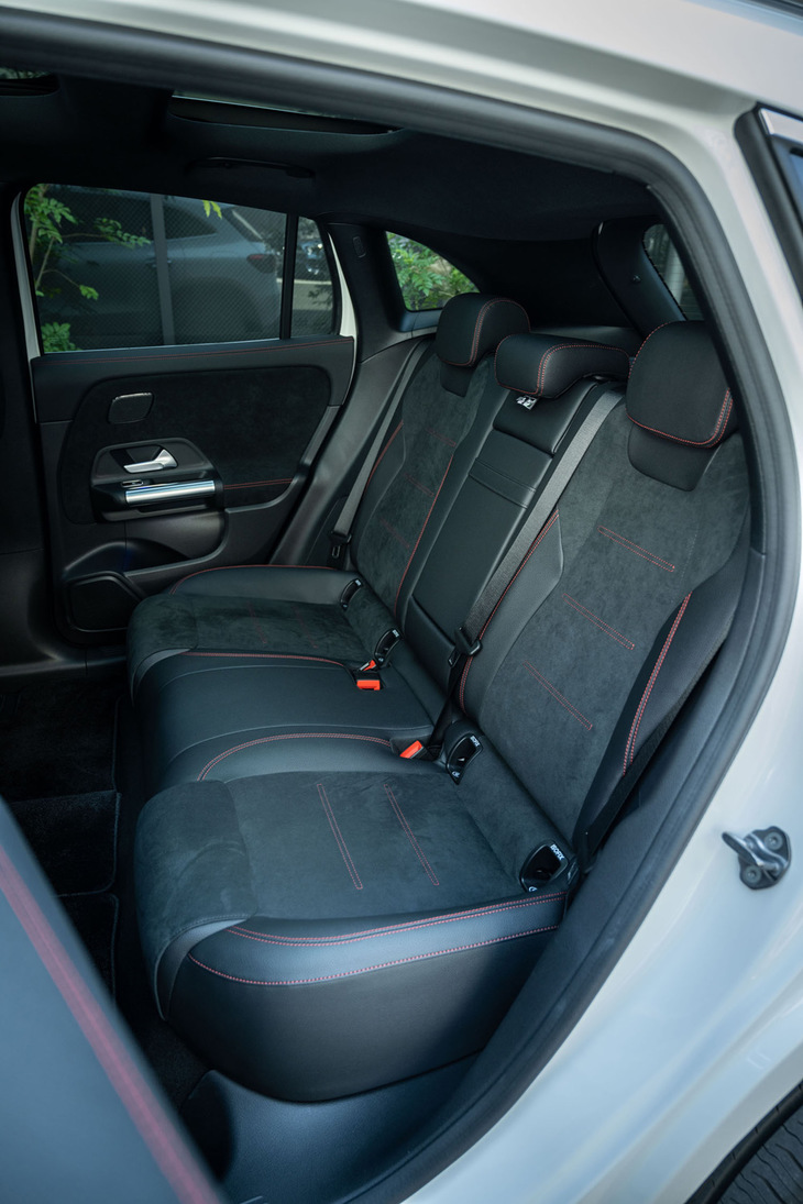 メルセデス・ベンツEQA250（リアシート）