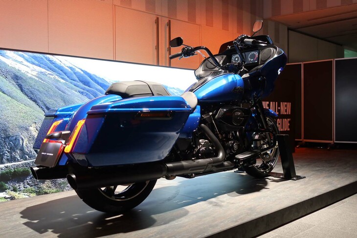 いずれのモデルも、後輪の両側に大型のパニアケースが装着される。