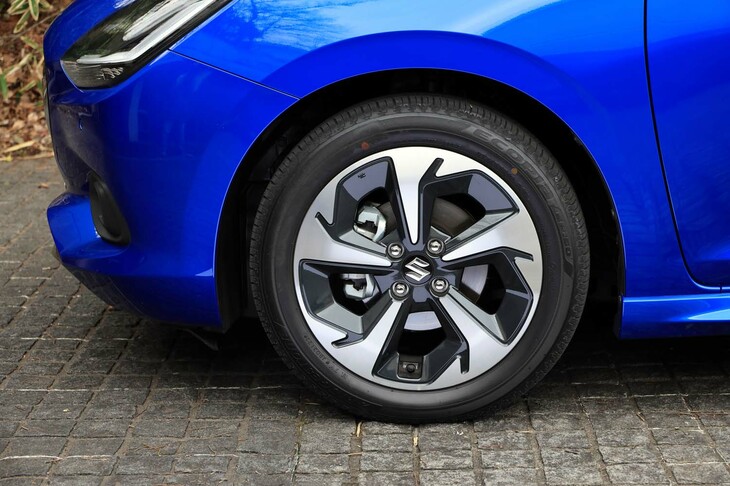 ブラック塗装と切削光輝加工が施された「ハイブリッドMZ」の16インチアルミホイール。「ハイブリッドMX」には同じ造形のシルバー塗装のアルミホイールが、「MG」には15インチのスチールホイールとフルホイールキャップが装備される。