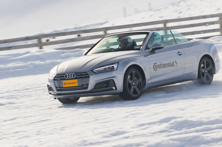 雪の積もった道を行く「アウディA5カブリオレ」。冬季でも愛車のポテンシャルを最大限に……という人には「バイキング・コンタクト 7」がおすすめだ。