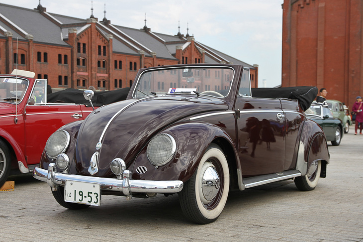 1953年「フォルクスワーゲン・カブリオレ」。マルーンのボディーカラーの色合いといい、リアホイールアーチに履かせたスパッツといい、美しく上品な雰囲気。