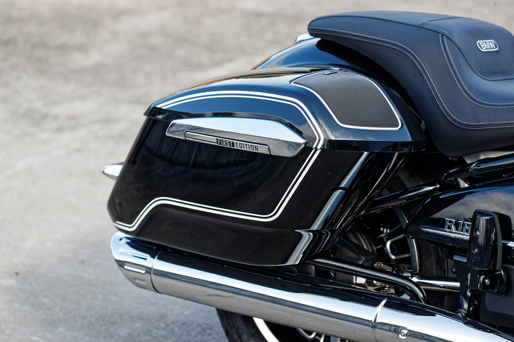 片側につき27リッターの容量を持つサイドケース。アクセサリーとしてレザーとキャンバス地を組み合わせたインナーライナーが用意されている。