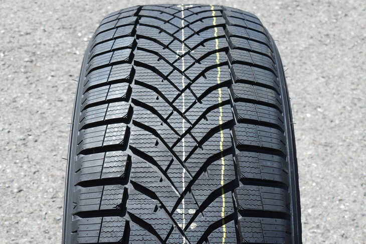 スノー性能／ウエット性能を高めるべくVシェイプのトレッドパターンが施された「シンクロウェザー」。騒音の面では不利なはずだが、ロードノイズはよく抑え込まれている。