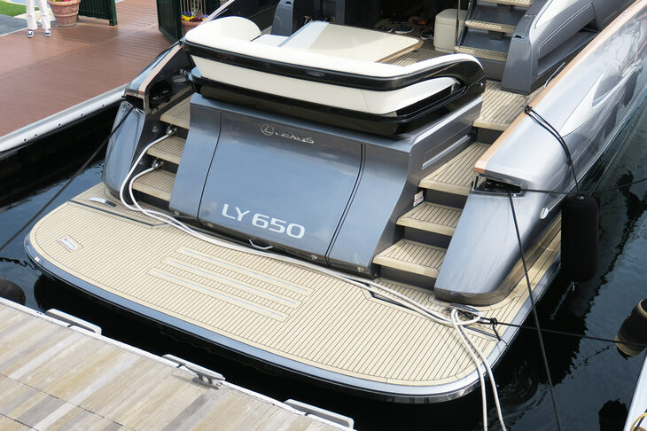 レクサスLY650（リアデッキ）