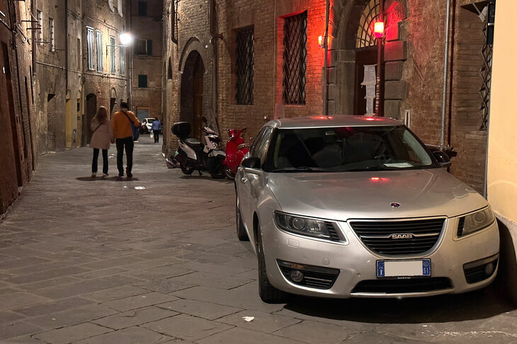 2023年5月、シエナ旧市街で。2010年登録の2代目「サーブ9-5」。以下はいずれも2023年撮影。