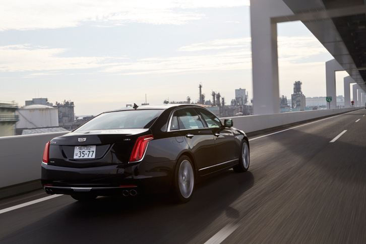 「CT6」には自動緊急ブレーキや車線維持支援機能、前走車追従機能付きクルーズコントロール、縦列駐車と並列駐車の双方に対応したパーキングアシストなど、さまざまな運転支援システムが搭載されている。