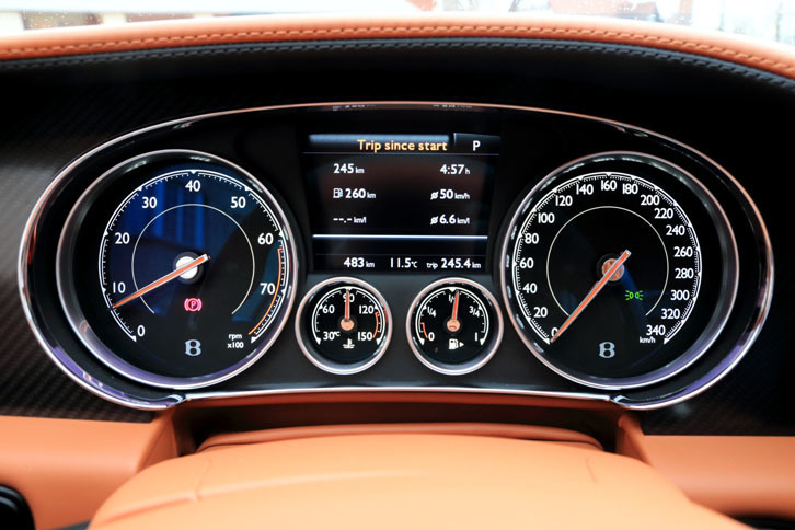 計器盤は、4連のアナログ式メーターと液晶のマルチインフォメーションディスプレイで構成される。速度計の目盛りは、340km/hまで刻まれている。
