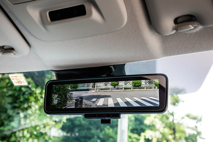 「デジタルルームミラー」は、「マルチアラウンドモニター」や駐車をアシストする「マイパイロットパーキング」などとともに、16万5000円の有償オプション「先進安全快適パッケージ」に含まれるアイテム。