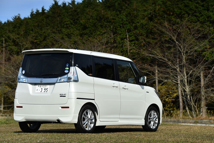 1997年に登場した「ワゴンRワイド」以来の歴史を持つコンパクトハイトワゴンの「ソリオ」。現行型の登場は2015年8月で、2016年11月にフルハイブリッド車が追加された。