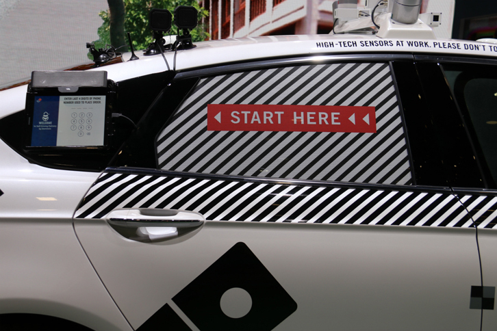 ピザの自動運転配達車の側面後方。こちらが、ピザの取り出し窓口。