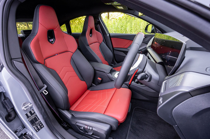 コーラルレッドとブラックのコンビネーションカラーが鮮やかなパーフォレーテッドヴェガンザレザーのシートは、無償オプションとして選択できる。