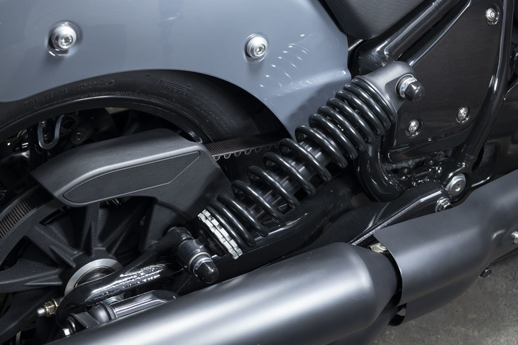 快適性を評価するうえでは、もちろん乗り心地も重要項目のひとつ。リアサスペンションは大きく傾けて装備されているが、路面からの入力を受けるとしっかり収縮し、突き上げを抑えてくれていた。