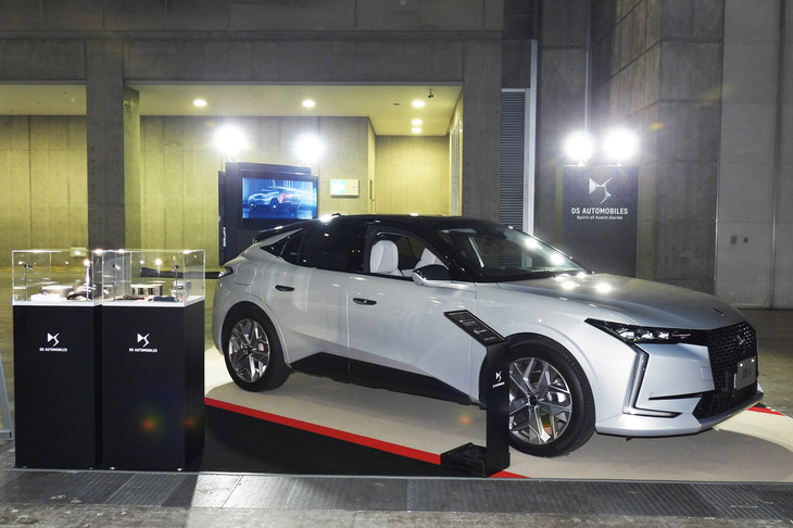 フォーミュラEに参戦している自動車メーカーもブースを出展。DSペンスキーとマセラティMSGレーシングにパワートレインを供給するステランティスは、DSオートモビルの「DS 4」を展示していた。