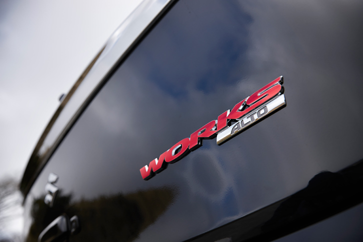 テールゲートに備わる「ALTO WORKS」のバッジ。