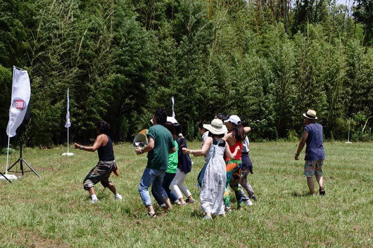 さまざまなダンスステップを使ったフィットネスであるズンバ体操のプラグラムでは、参加者は陽気なラテン音楽に合わせて楽しみながら汗を流した。
			 