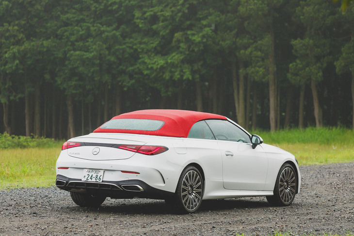 メルセデスのクーペが重視してきたショートオーバーハング・ロングボンネットのスタイルをきちんと踏襲している。