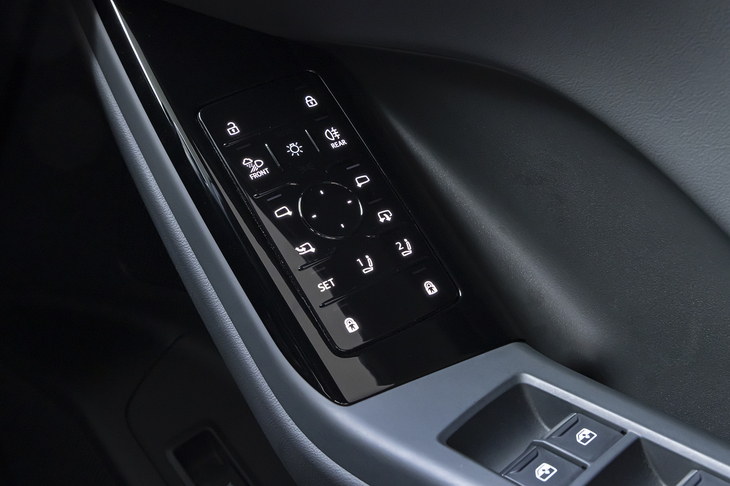 運転手側のドアハンドルにはライトやドアミラーなどをコントロールするスイッチパネルを装備。ドアを大きく開けたときはここをつかむことになるのがちょっと気になる。