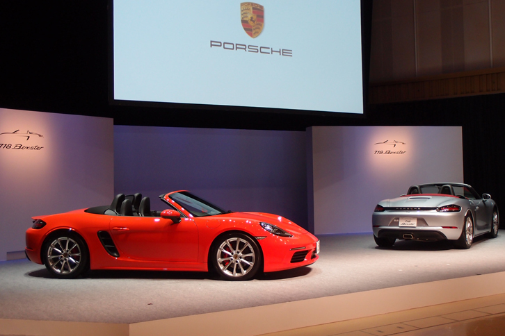 お披露目の会場に並んだ、「718ボクスターS」（写真左）と「718ボクスター」（同右）。