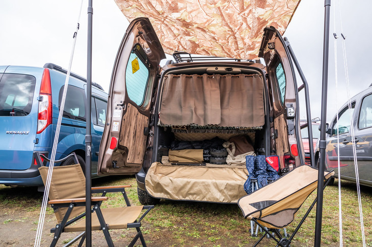 カーテンやラゲッジスペース用のシートなど、アースカラーで統一されたインテリアやギアが目を引く参加車両。アウトドアアクティビティーの楽しみ方に長（た）けたオーナーとお見受けした。