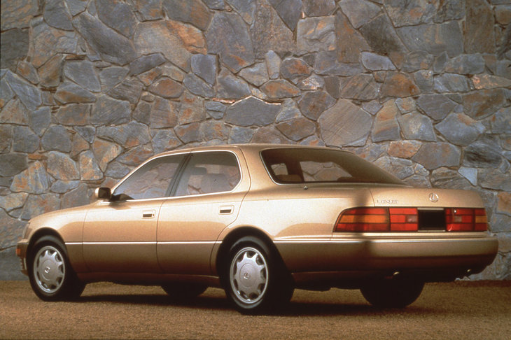 「LS400」は1992年にマイナーチェンジを受け、外装ではフロントグリルやホイールなどの意匠が変更されている。