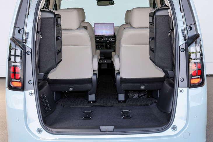 3列目シートを跳ね上げた様子。折りたたんだシートの固定位置が90mm引き下げられ、収納・展開作業がより楽に行えるようになった。リアクオーターガラスの面積が拡大したことにより、シートの収納時でも採光が確保される。