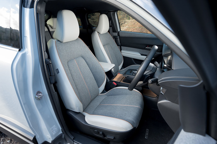 シート表皮はグレーのファブリックと白の合皮の組み合わせ。淡いオレンジのステッチをあしらうなど、満足度が高い豊かな質感だ。