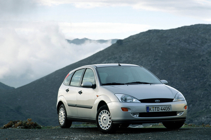 初代の5ドアモデル。後輪にはマルチリンク式サスペンションが採用されていた。