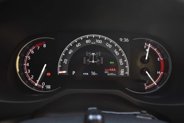 ガソリンエンジン車「RAV4アドベンチャー」のメーターパネル。写真のように4輪への駆動力配分が確認できる。