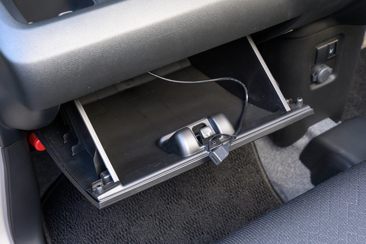 ナビゲーションはスマートフォンの接続にも対応。USBケーブルはグローブボックスから引き出して使う。