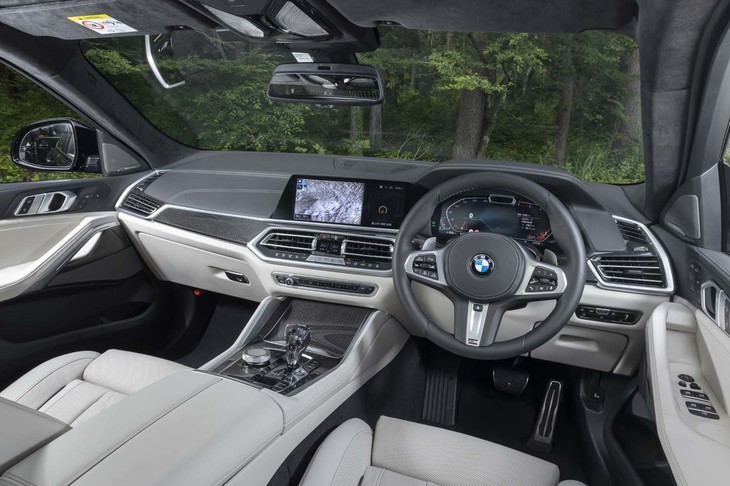 試乗車のインテリアはアイボリーホワイトのレザーメリノがチョイスされていた。ダッシュボードやセンターコンソールまわりにはカーボンパネルが大胆に使われている。