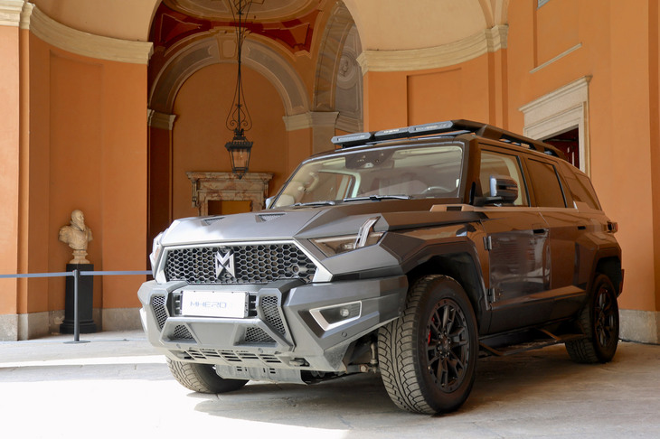 中国・東風系の電動高級車ブランド、ヴォヤーが展示を行った、セルベッローニ宮の一角にて。「Mヒーロー917（猛士917）」は、同じ東風のフル電動SUV。最高出力800kWで航続可能距離は750km（WLTC）と発表されている。