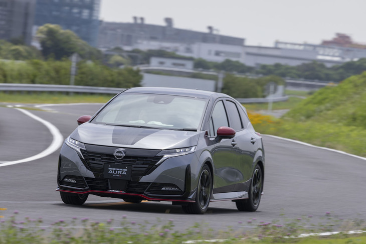 リアのモーターは他の「ノート」シリーズの4WDモデルよりも強力な最高出力82PS／最大トルク150N・mを発生。ピークパワーの強化ではなく、コーナリング時により後輪寄りにトルクを配分することを目的としている。