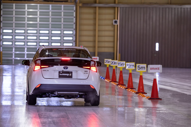 「アイスガード6 iG60」は、従来品となる「アイスガード5プラス」比で、氷上ブレーキング性能を約15％向上させたという。