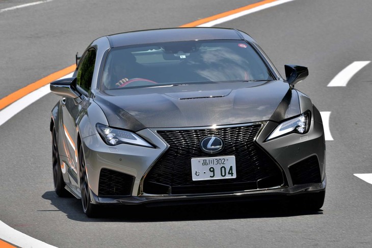 
	【レクサスRC F“パフォーマンスパッケージ”のスペック】
	ボディーサイズ：全長×全幅×全高＝4710×1845×1390mm／ホイールベース：2730mm／車重：1720kg／駆動方式：FR／エンジン：5リッターV8 DOHC 32バルブ／トランスミッション：8段AT／最高出力：481PS（354kW）/7100rpm／
	最大トルク：535N・m（54.6kgf・m）/4800rpm／タイヤ：（前）255/35ZR19 92Y／（後）275/35ZR19 96Y（ミシュラン・パイロットスポーツ4S）／燃費：8.5km/リッター（WLTCモード）／価格：1404万円

	
	【取材時の燃費データ】
	テスト距離： 224.7km（市街地1：高速道路8：山岳路1）／使用燃料：35.1リッター（ハイオクガソリン）／参考燃費：6.4km/リッター（満タン法）／7.0km/リッター（車載燃費計計測値）
	