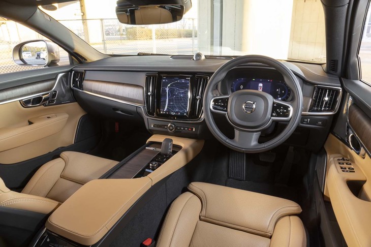 インテリアカラーは「チャコール」でデコラティブパネルは「ピッチドオークウッド」。これらはボディーカラー（試乗車は「ペブルグレーメタリック」）に合わせてコーディネートされる。