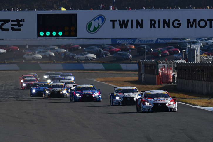 GT500クラスのスタートシーン。No.39 DENSO KOBELCO SARD RC Fを先頭に、戦いの火ぶたが切られた。
