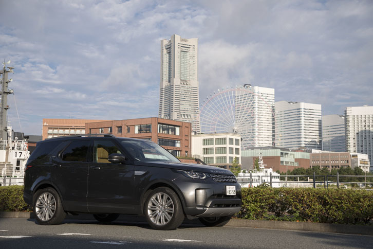 ボディーサイズは全長×全幅×全高＝4970×2000×1895mm。フラッグシップモデルの「レンジローバー」（ノーマルホイールベース車）と比べると、3.5cm短く、1.5cm狭く、3cm高い。