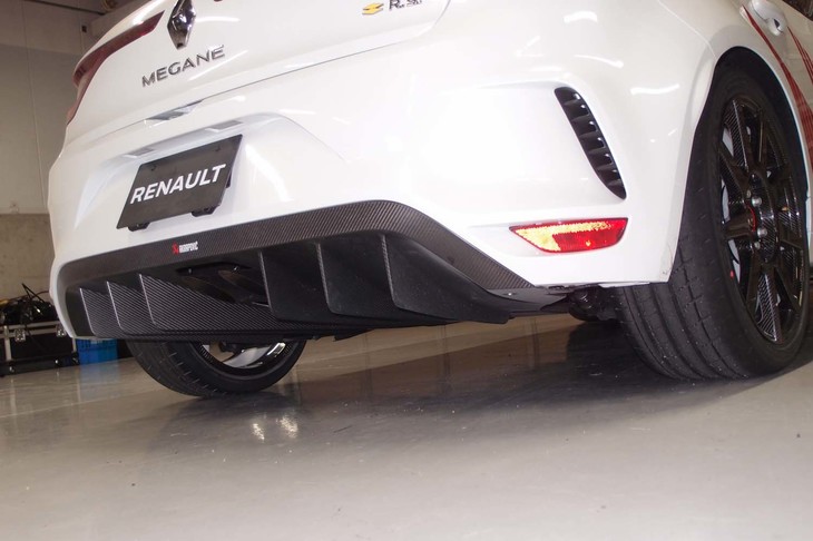 「メガーヌR.S.トロフィーR」のリアエンドには、専用のカーボン製ディフューザーが装着される。中央に見えるアクラポヴィッチ製チタンエキゾーストシステムは、6kg以上の軽量化に貢献する。