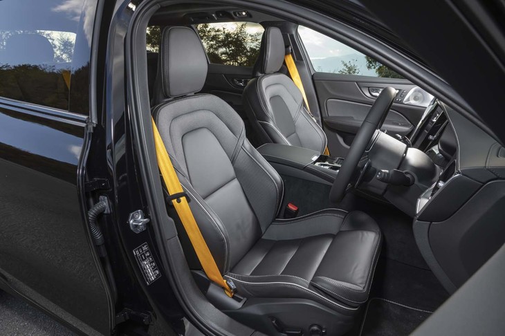 「ポールスターエンジニアード」専用シートの表皮はオープングリッドテキスタイルとファインナッパレザーの組み合わせ。ゴールドのシートベルトが目を引く。