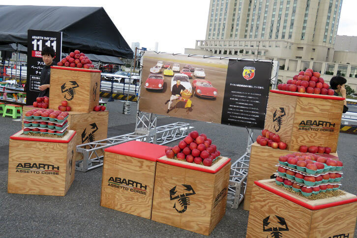 イベント広場の一角に、なぜかリンゴの山を発見。実はこれ、「カルロ・アバルトがスピード記録チャレンジに挑戦するため、リンゴダイエットを行った」というエピソードにあやかったもの。この日は1000人の参加者に、青森産のおいしいリンゴがプレゼントされた。
